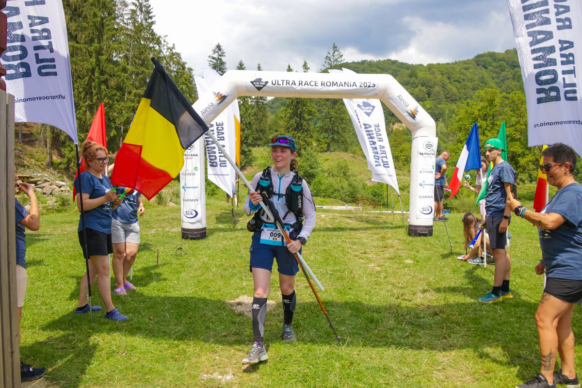 Gwénaëlle Michaux carrying the Belgian flag at Ultra Race Romania 2025